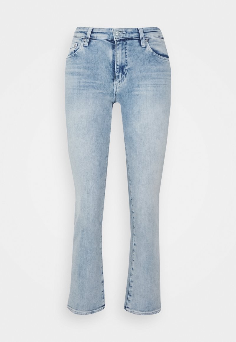 Jean en denim bleu clair avec fermeture à bouton et zip, poches avant, jambes légèrement évasées et décoloration subtile au niveau des cuisses.