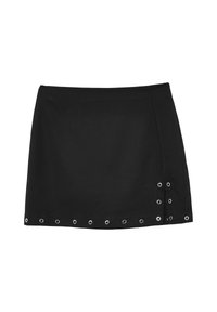Mini gonna nera con occhielli metallici lungo l'orlo e la cucitura del lato destro, caratterizzata da una leggera apertura sul lato destro.