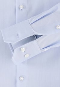 Lichtblauw overhemd met lange mouwen, gestructureerde manchetten en witte knopen. Glad stof met een subtiel streepjespatroon.
