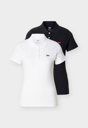 To Levi's kortærmede poloer, en hvid og en sort, hver med krave, tre knapper og en lille rød logo på brystet.