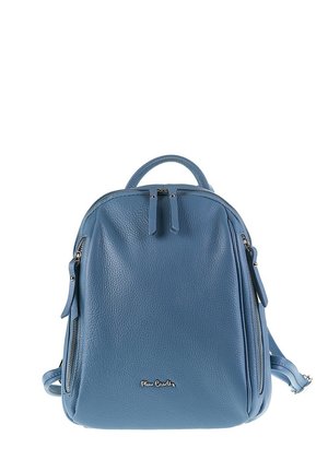 Blauer Lederrucksack mit strukturierter Oberfläche, verfügt über zwei seitliche Reißverschlüsse, einen oberen Griff und verstellbare Riemen. Auffälliges Markenlogo an der Vorderseite.