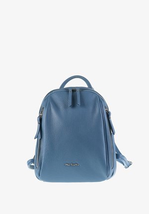 Zaino in pelle blu con finitura testurizzata, dotato di due cerniere laterali, manico superiore e spallacci regolabili. Logo della marca ben visibile sulla parte anteriore.