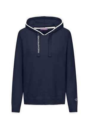 Granatowa bluza z kapturem z białym wykończeniem, sznurkami z napisem "FRIEDA&FREDDIES" i małym białym sercem na mankiecie lewego rękawa.