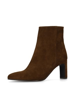 Stivaletto marrone in suede con punta appuntita e tacco a blocco, chiusura laterale con cerniera, mostrato su sfondo bianco.