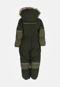 Grüner, wasserdichter Overall mit abnehmbarer, mit Fell gefütterter Kapuze, elastischem Bund und reflektierenden Streifen. Verfügt über Manschetten und gepolsterte Beine für zusätzliche Wärme.