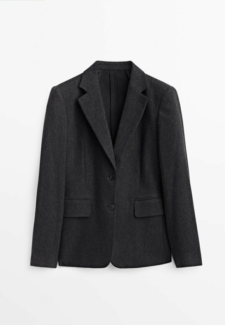 Blazer gris foncé à simple boutonnage avec revers à crans, deux boutons et poches à rabat sur le devant, présenté sur fond blanc.