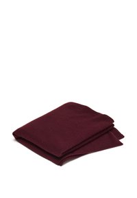 Bufanda de lana burdeos, textura suave, forma rectangular, doblada con bordes simples, sin patrones visibles ni acentos de hardware.