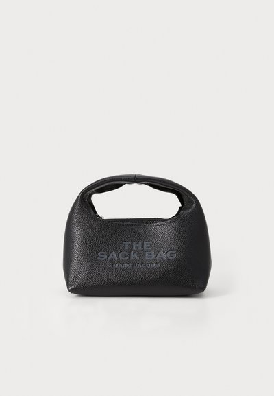Geantă din piele neagră texturată, cu o formă structurată, mânere scurte și un text embosat "THE SACK BAG" pe față. Închidere cu fermoar în partea de sus.