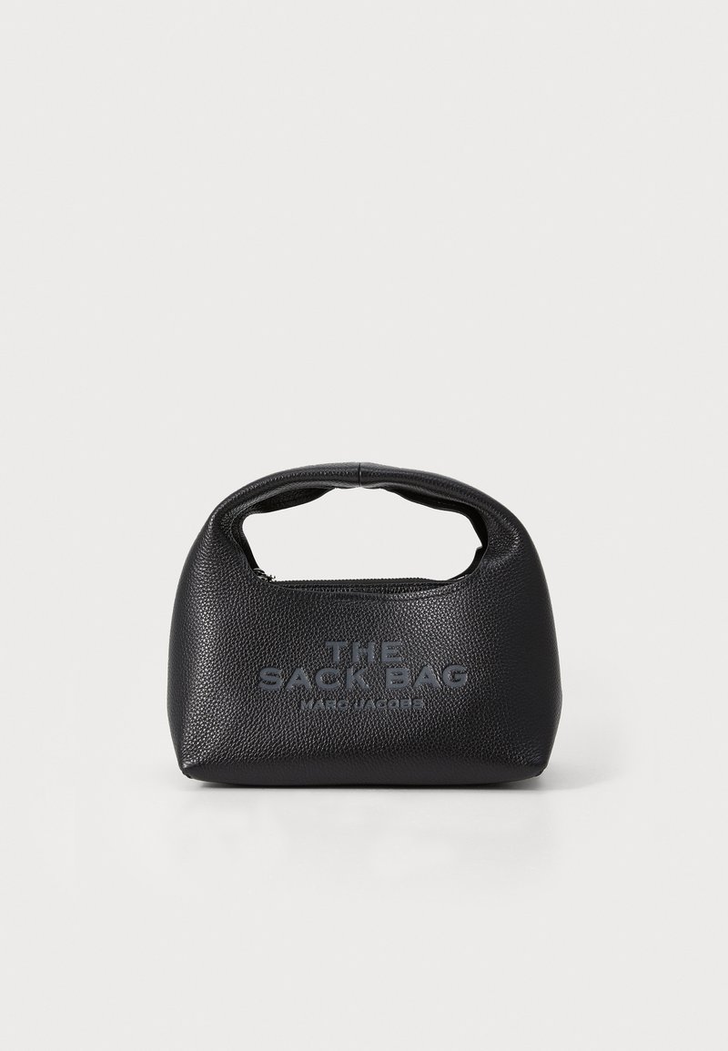 Bolsa de couro preta texturizada com uma forma estruturada, alça curta e texto em relevo "THE SACK BAG" na frente. Fecho com zíper no topo.