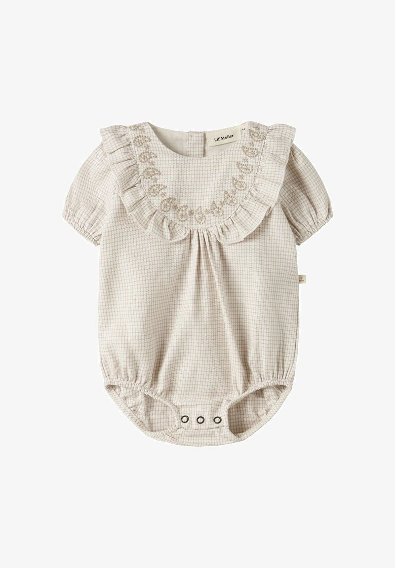 Combinaison pour bébé de couleur crème avec manches bouffantes, col à volants, broderie florale et fermetures à boutons-pression au bas.