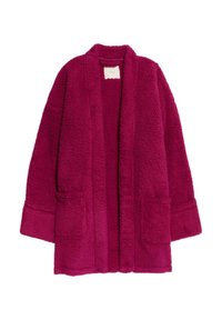 Bata de felpa fucsia con dos bolsillos frontales, mangas largas, abertura frontal y una tela texturizada que ofrece calidez y comodidad.