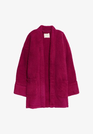 Robe in pile fucsia con due tasche frontali, maniche lunghe, apertura frontale e un tessuto testurizzato che offre calore e comfort.