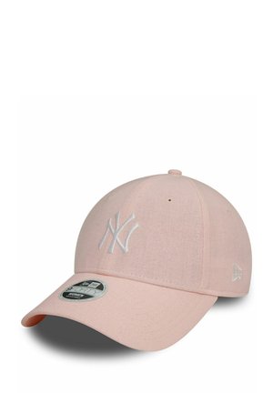 Gorra de color rosa claro hecha de tela texturizada, con un logo NY bordado en blanco y una visera curvada. Incluye una etiqueta de tamaño en el ala.