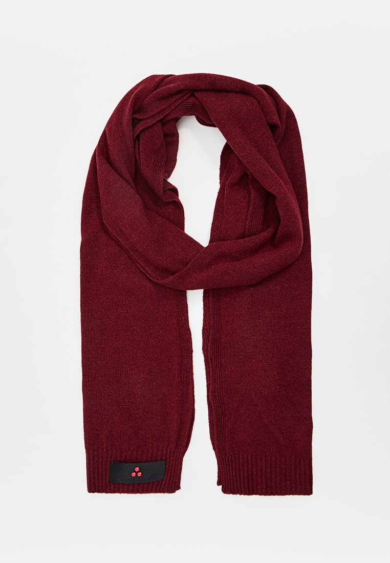 Dunkelroter gestrickter Schal flach ausgelegt, mit einem strukturierten Muster und einem schwarzen Etikett mit einem Logo an einem Ende.