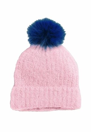 Roze gebreide beanie met een geribbelde rand en een grote blauwe pompon bovenop. Zachte textuur met een lichte, fuzzy afwerking.