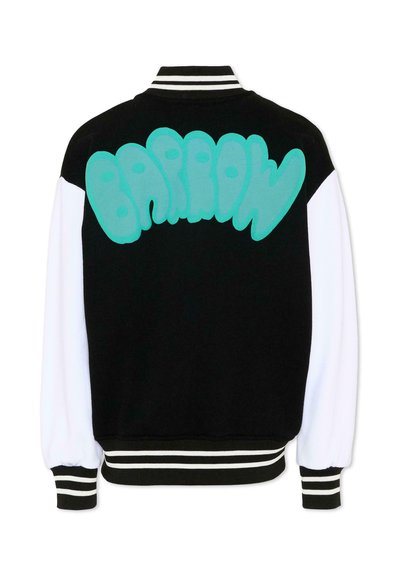 Giacca varsity nera con maniche bianche, colletto e polsini a righe nere e bianche, e grande scritta turchese "BARRY" sul retro.