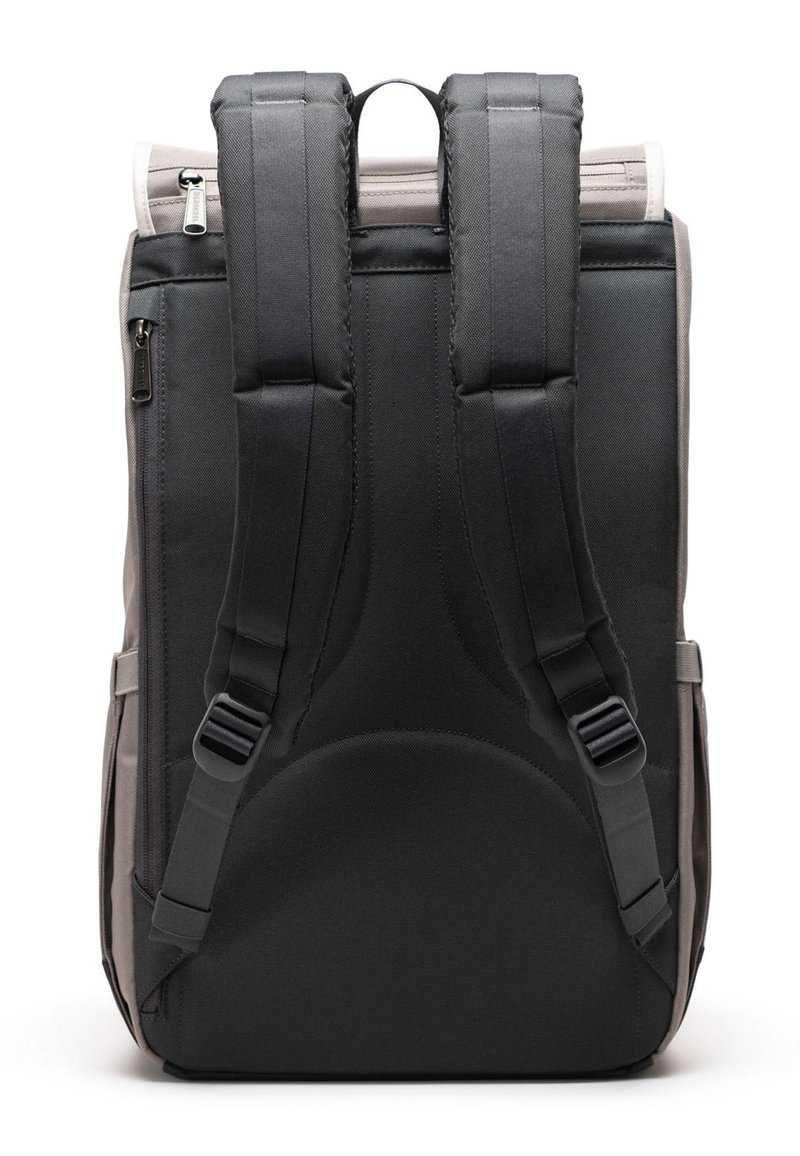 Zadní pohled na šedý a černý batoh s polstrovanými ramenními popruhy, zipovými přihrádkami a horním úchopem.