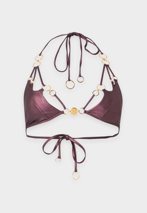 Lila metallischer Bikinitop mit goldenen Ringakzenten und verstellbaren Neckholder- und Rückenbändern auf weißem Hintergrund.