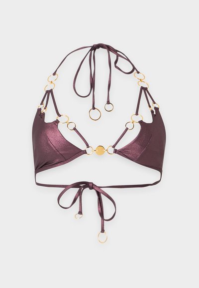 Haut de bikini métallique violet avec accents d’anneaux dorés et liens ajustables au cou et dans le dos sur fond blanc.