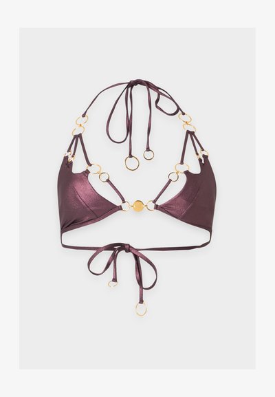 Haut de bikini métallique violet avec accents d’anneaux dorés et liens ajustables au cou et dans le dos sur fond blanc.