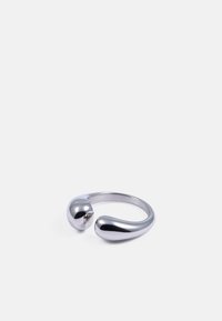 Svetel srebrn prstan z gladkim, ukrivljenim dizajnom, ki ima dva nabreklina na koncih. Odbijajoča tekstura poudarja njegov sodoben estetski videz.
