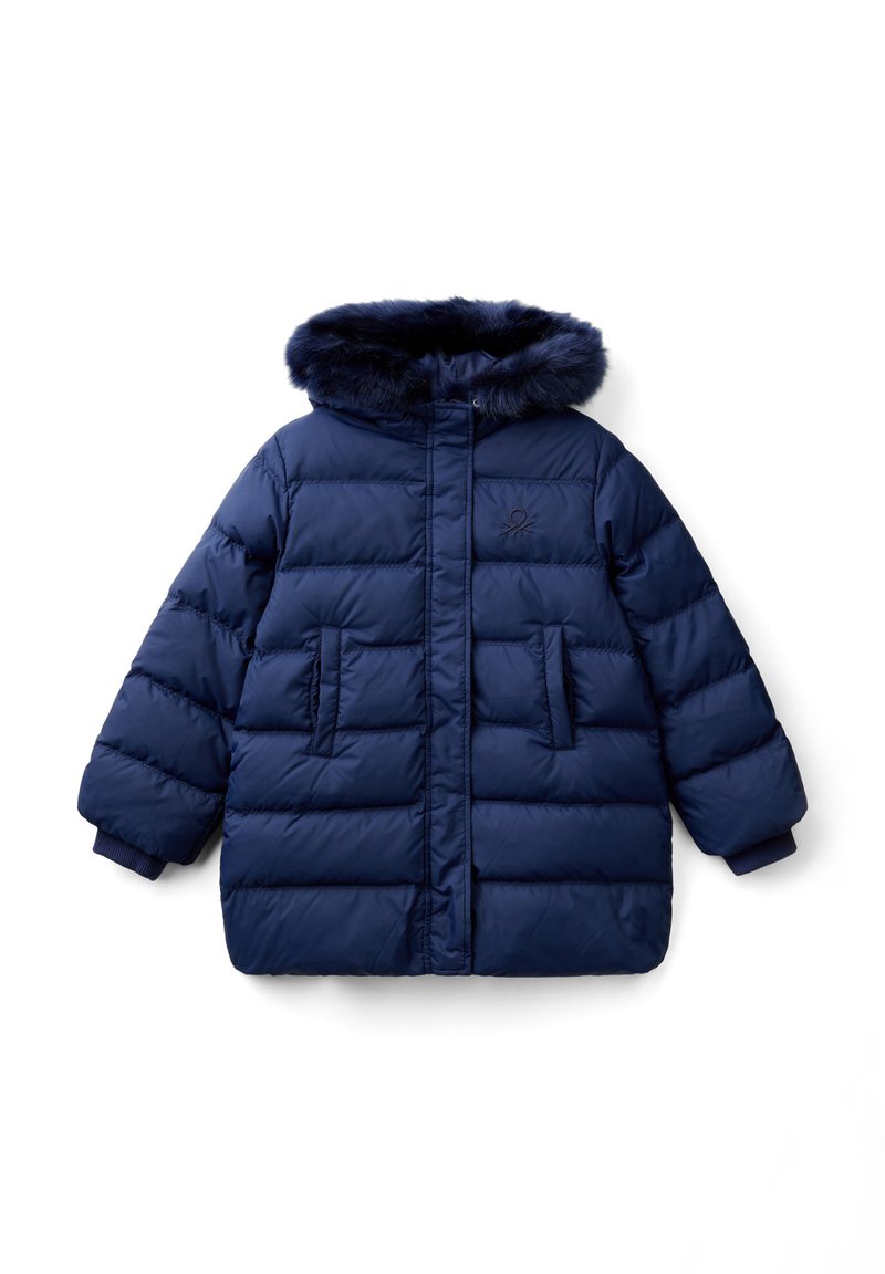 Námořnická modrá zateplená zimní bunda s kapucí s kožešinkou, předními kapsami a prošívaným vzorem, navržená pro teplo a ochranu před zimním počasím.