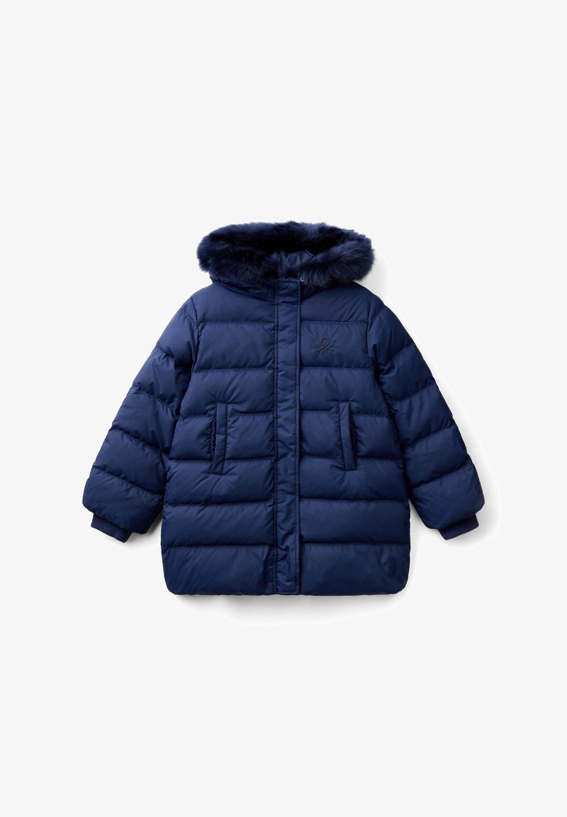 Námořnická modrá zateplená zimní bunda s kapucí s kožešinkou, předními kapsami a prošívaným vzorem, navržená pro teplo a ochranu před zimním počasím.