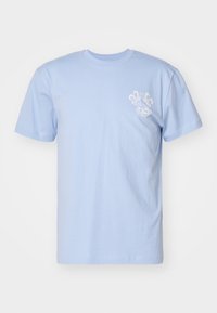 Helles blaues Baumwoll-T-Shirt mit kurzen Ärmeln und Rundhalsausschnitt. Verfügt über ein weißes gesticktes Design im linken Brustbereich. Glatte Textur.