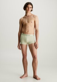 Calvin Klein Underwear - LOW RISE TRUNK 3 PACK - Bikses - eucalyptus, lime cream, flame Miniatūras attēls 1