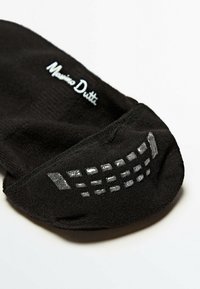 Schwarze Socke aus strukturiertem Stoff, mit einem silbernen rutschfesten Grip-Muster an der Sohle und einem in Weiß auf der Oberseite gestickten Logo.