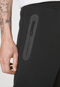 Nike Sportswear TECH FLEECE OPEN HEM PANT - Träningsbyxor - black