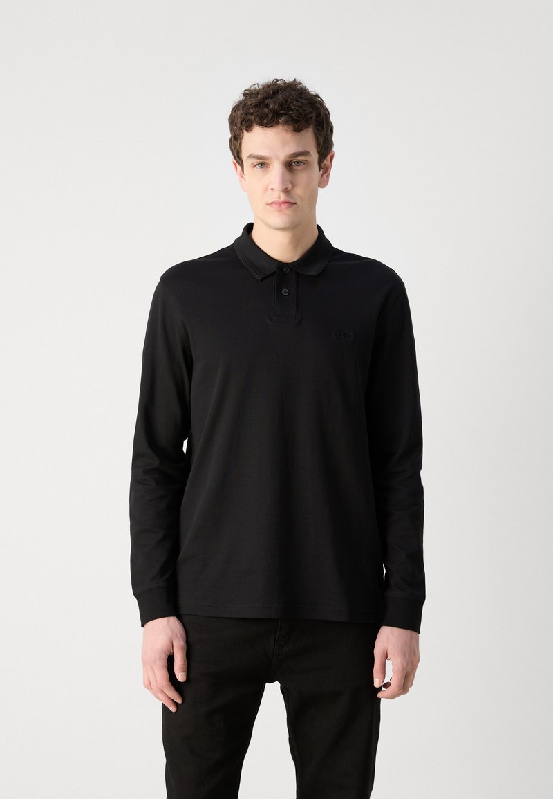 Langärmliges schwarzes Poloshirt aus weichem Material, mit klassischem Kragen, drei knöpfbarem Verschluss und eingeprägtem Logo auf der Brust.