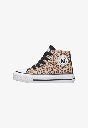 Hoge sneakers in luipaardprint, met zwarte veters en afwerking, rubberen neuskap, getextureerde zool en een logo patch aan de zijkant.