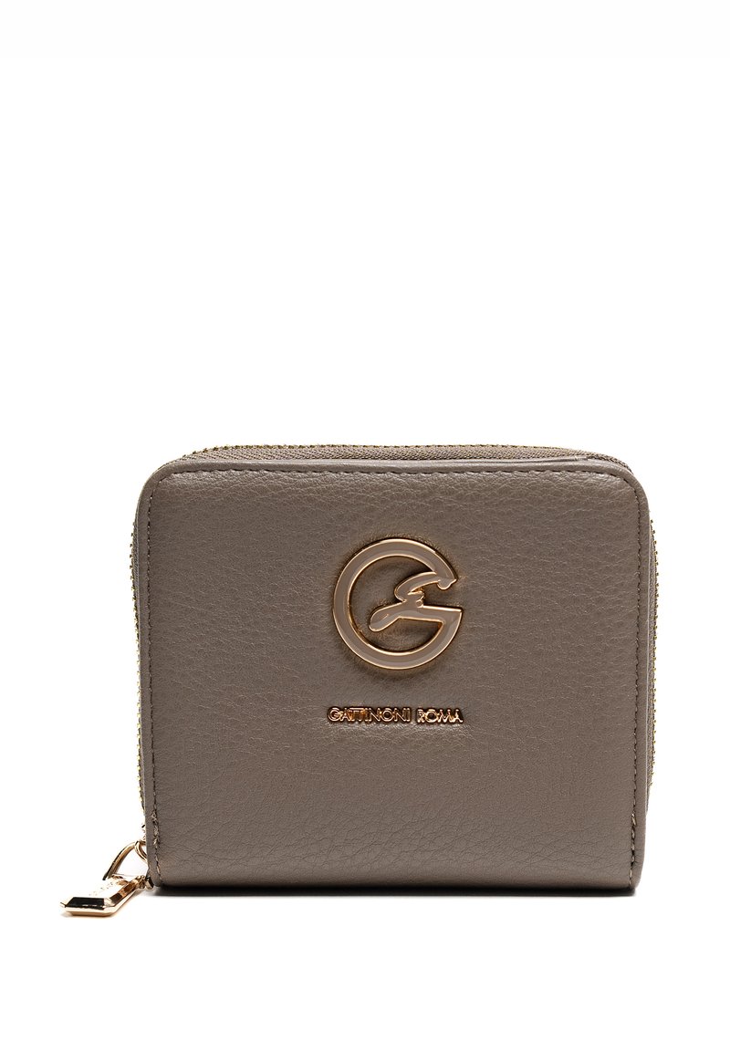 Portafoglio in pelle color taupe, con logo dorato e chiusura a zip. Texture liscia con design minimalista e dettagli dorati.