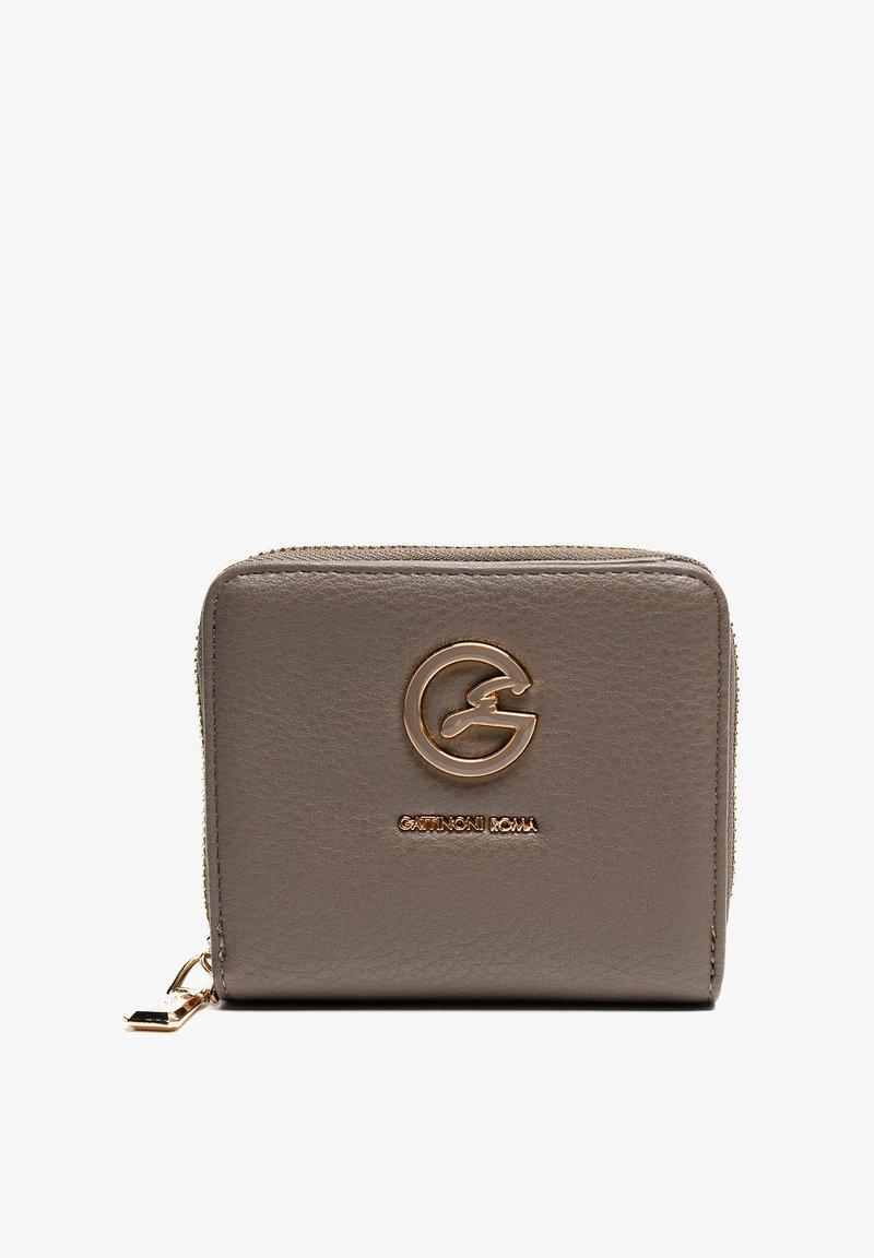 Cartera de cuero en taupe, con un logo en tono dorado y cierre de cremallera. Textura suave con un diseño minimalista y acentos dorados.
