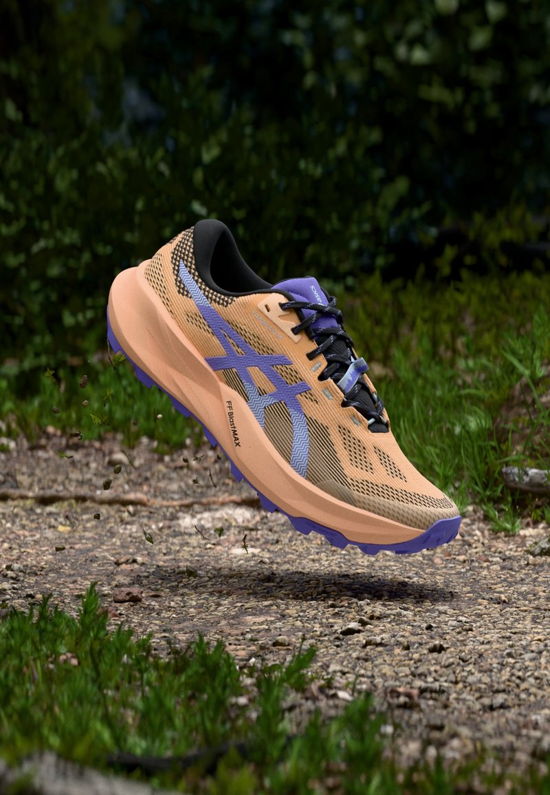 Ελαφρύ αθλητικό παπούτσι με ανώτερο μέρος από μπεζ δίχτυ, μοβ λεπτομέρειες και υφή στην σόλα. Διαθέτει κομψό σχέδιο και μεσαία σόλα με επένδυση για άνεση.