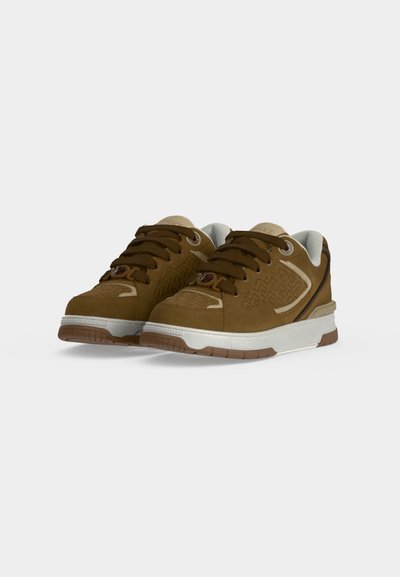 Ζευγάρι καφέ sneakers χαμηλού τύπου με σκούρες καφέ κορδόνια και λευκές σόλες, με υφασμένα πλαϊνά πάνελ και ανοιχτό μπεζ επένδυση εσωτερικά.