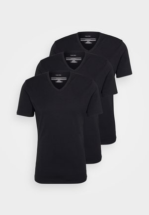 Drei schwarze Baumwoll-V-Ausschnitt-T-Shirts gestapelt, mit kurzen Ärmeln und einem schlichten Design. Jedes Shirt hat ein Etikett innen mit Markeninformationen.