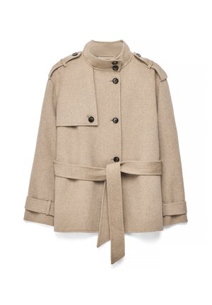 Bēša vilnas militārā stila mētelis ar stāvošu apkakli, melniem pogām, plecu uzplečiem un saskaņotu jostu, kas sasieta viduklī.