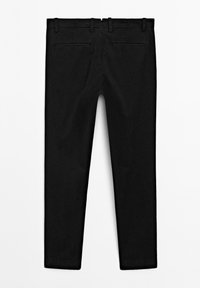 Pantalons noirs ajustés en tissu résistant, avec une texture lisse, des passants de ceinture standards et deux poches arrière sans embellissements.