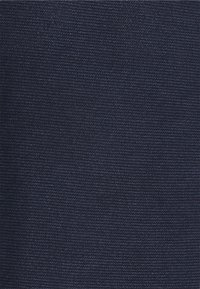 Tissu bleu marine foncé avec une texture finement tissée et des fils horizontaux et verticaux subtilement visibles sur toute la surface.