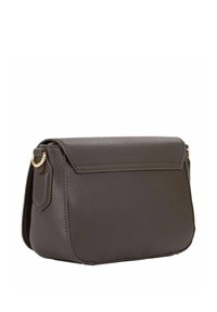 Borsa a tracolla in pelle marrone scuro con superficie lavorata, chiusura a pattina e dettagli in metallo dorato. Forma compatta e rettangolare.