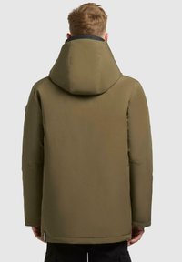 Olivgrüne, isolierte Jacke mit hohem Kragen und Kapuze, die über eine glatte Außenseite und einen geraden Schnitt verfügt. Enthält ein Detail am hinteren Saum.