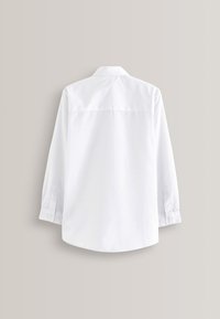Weißes Langarmhemd mit Kragen, geknöpften Manschetten und einer geraden Rückennaht. Glattes Fabric ohne sichtbare Muster oder Akzente.