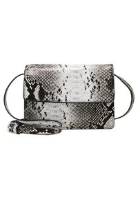 Černobílá kabelka s hadím vzorem a klopovým uzávěrem, vybavená odnímatelným popruhem a texturovaným povrchem, který zvýrazňuje vzor.