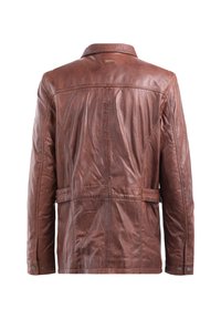 Bruine leren jas, met een kraag, rugpand, zijpanelen en een ceintuur in de taille. Getextureerde afwerking met zichtbare stiksels.