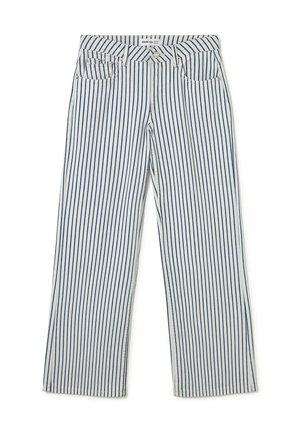 Pantalon en denim blanc avec fines rayures noires verticales, design à cinq poches, fermeture à boutons et coupe droite.