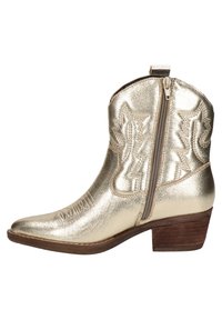 Metalen gouden cowboylaars met ingewikkelde stikdetails, puntige neus, zijrits en een middelhoge houten hak. Glad, glanzend oppervlak.