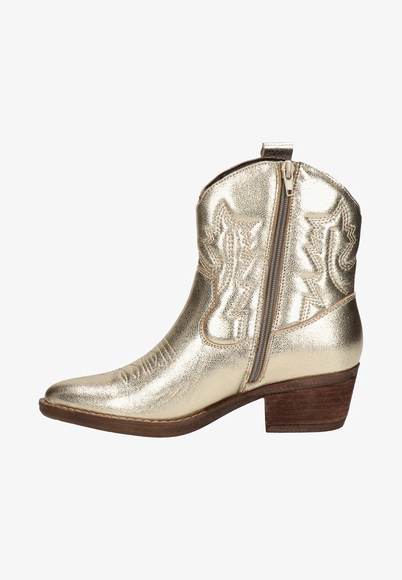 Metalen gouden cowboylaars met ingewikkelde stikdetails, puntige neus, zijrits en een middelhoge houten hak. Glad, glanzend oppervlak.