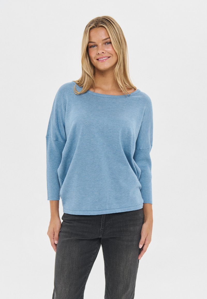 Jasnoniebieski, oversize sweter z szerokim dekoltem i rękawami 3/4, wykonany z miękkiego materiału dzianinowego, z akcentami ściągacza.